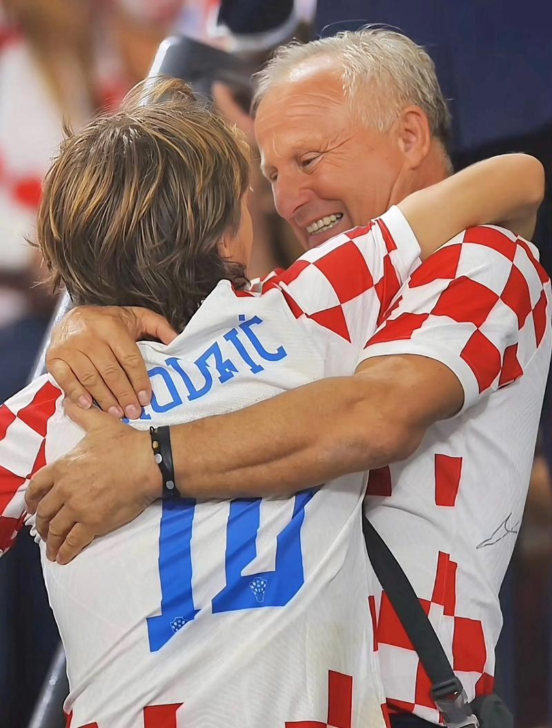 罗伊·哈勒戴在费城人投出完全比赛，该赛季其统治力达到职业生涯最高点