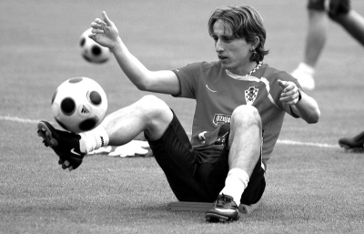 湖人141-116老鹰2喜2忧！艾顿回暖，詹姆斯连爆，东契奇不够成熟