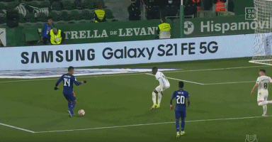 [中超]王大雷失误后放倒费利佩 被红牌罚下